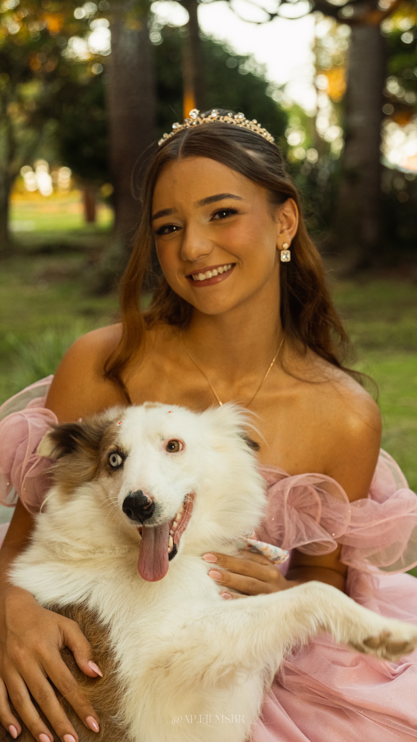 Debutante sorrindo com o cachorro no colo