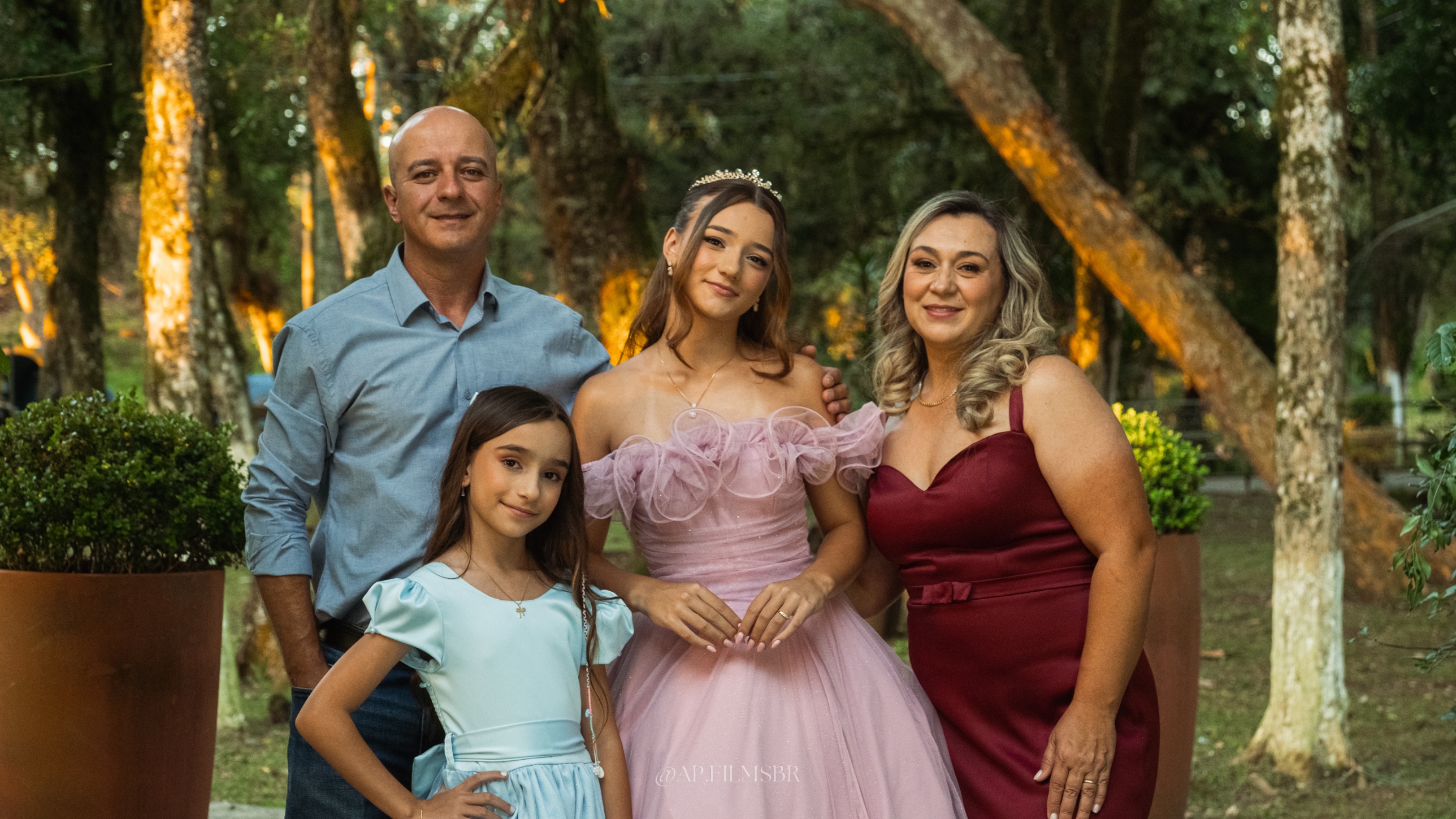 Debutante com os pais e a irmã no jardim