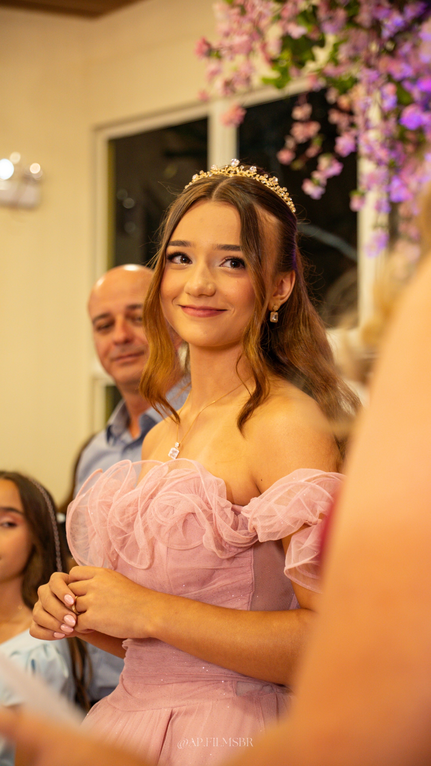 Debutante sorrindo durante a festa