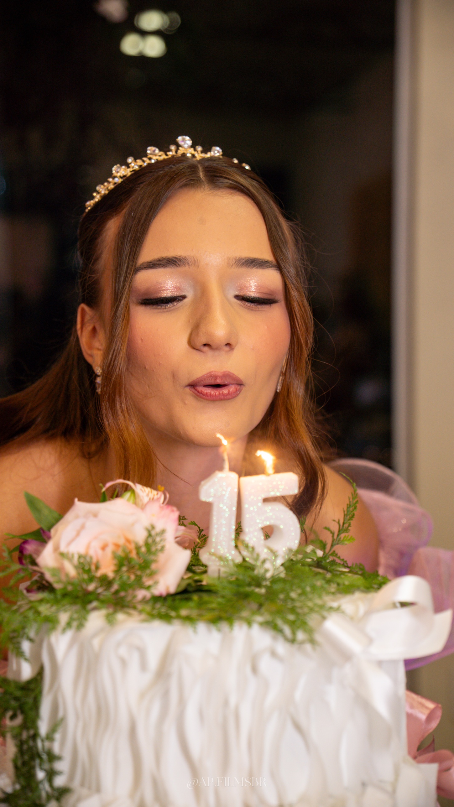 Debutante soprando as velas do bolo de 15 anos