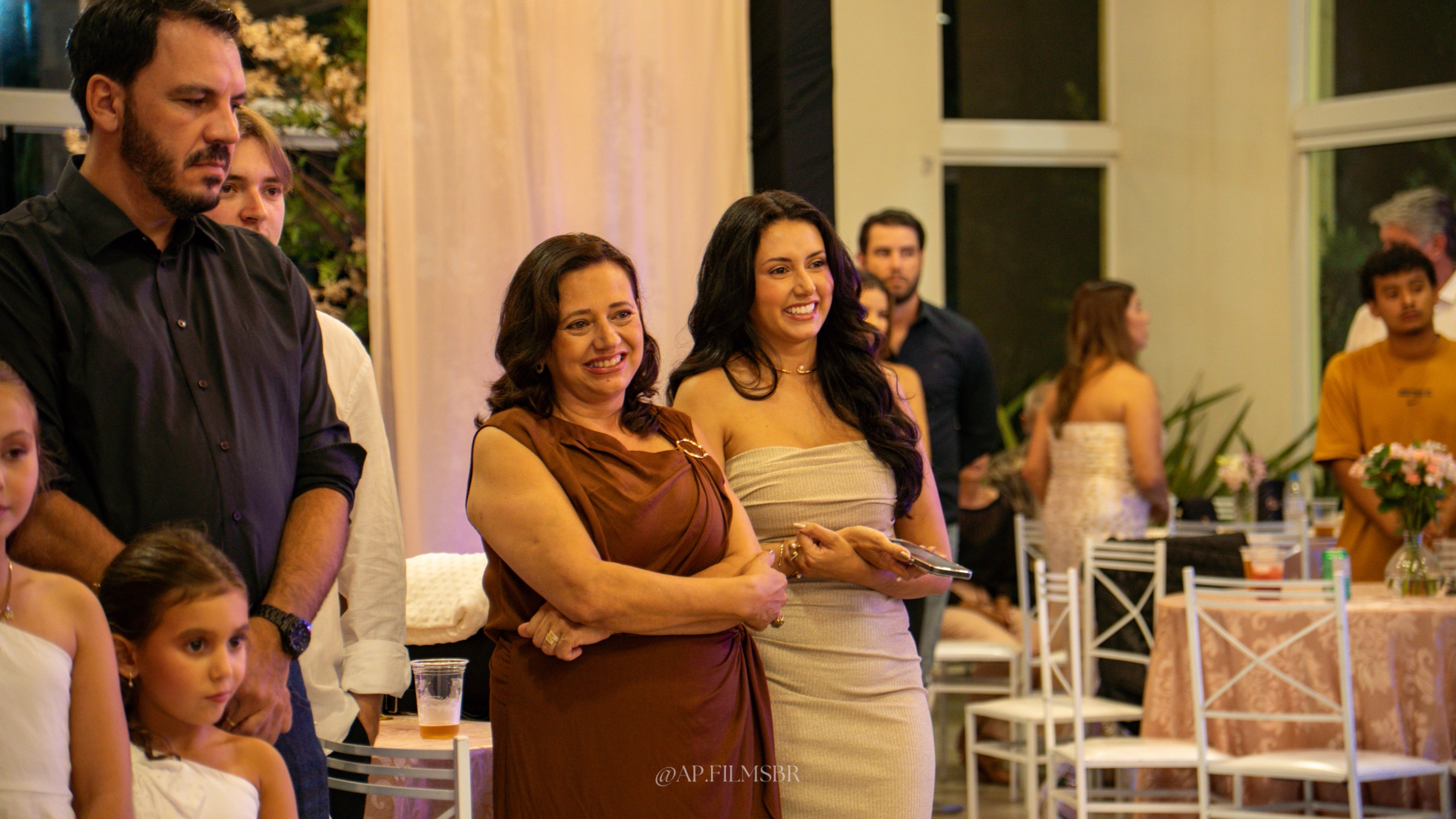 Convidados sorrindo durante a festa