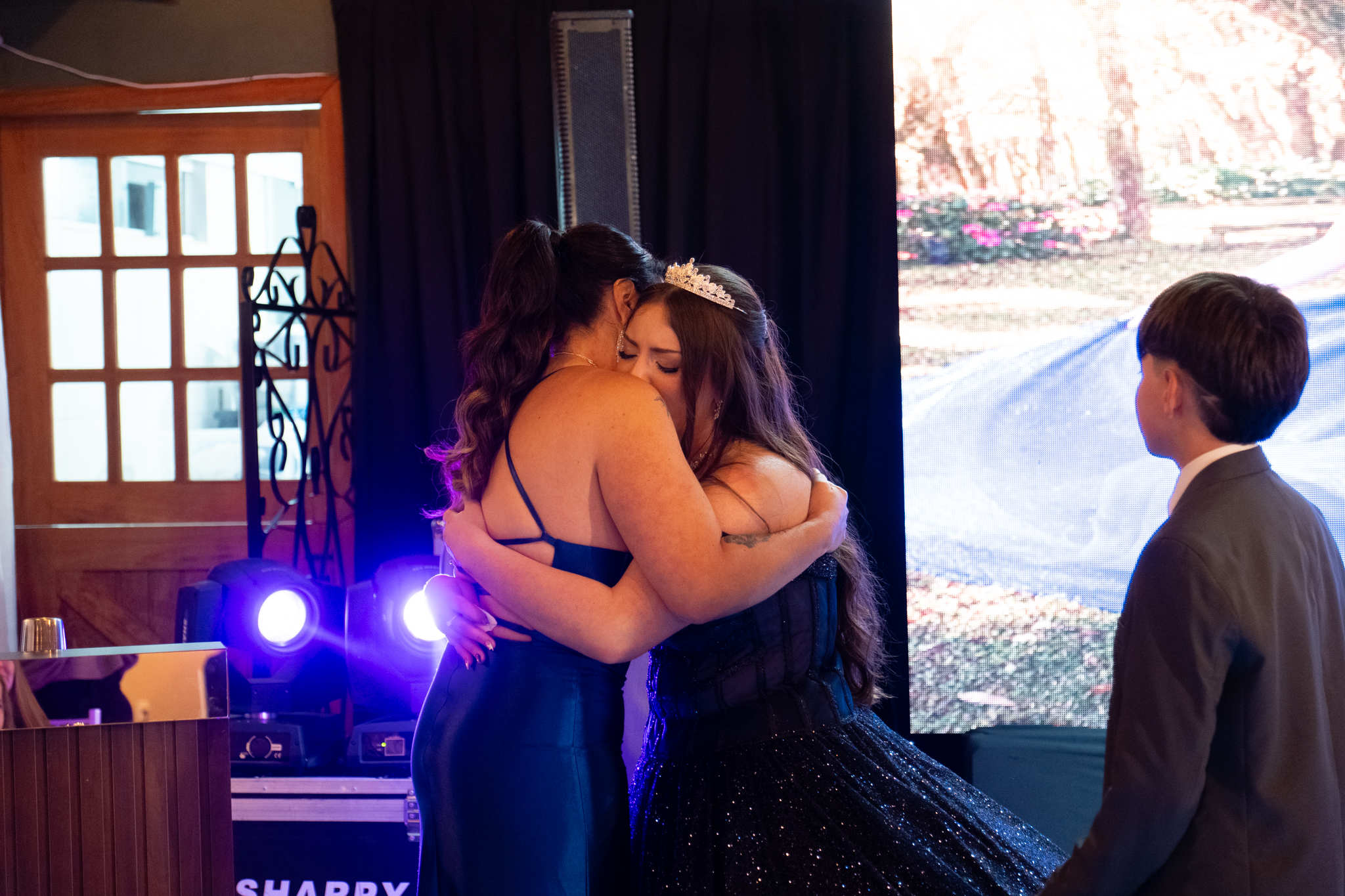 Debutante e a mãe abraçadas na pista