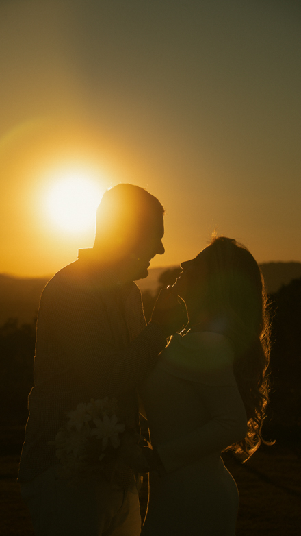 Silhueta do casal contra o sol se pondo