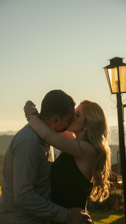Casal se beijando ao lado de um poste de luz