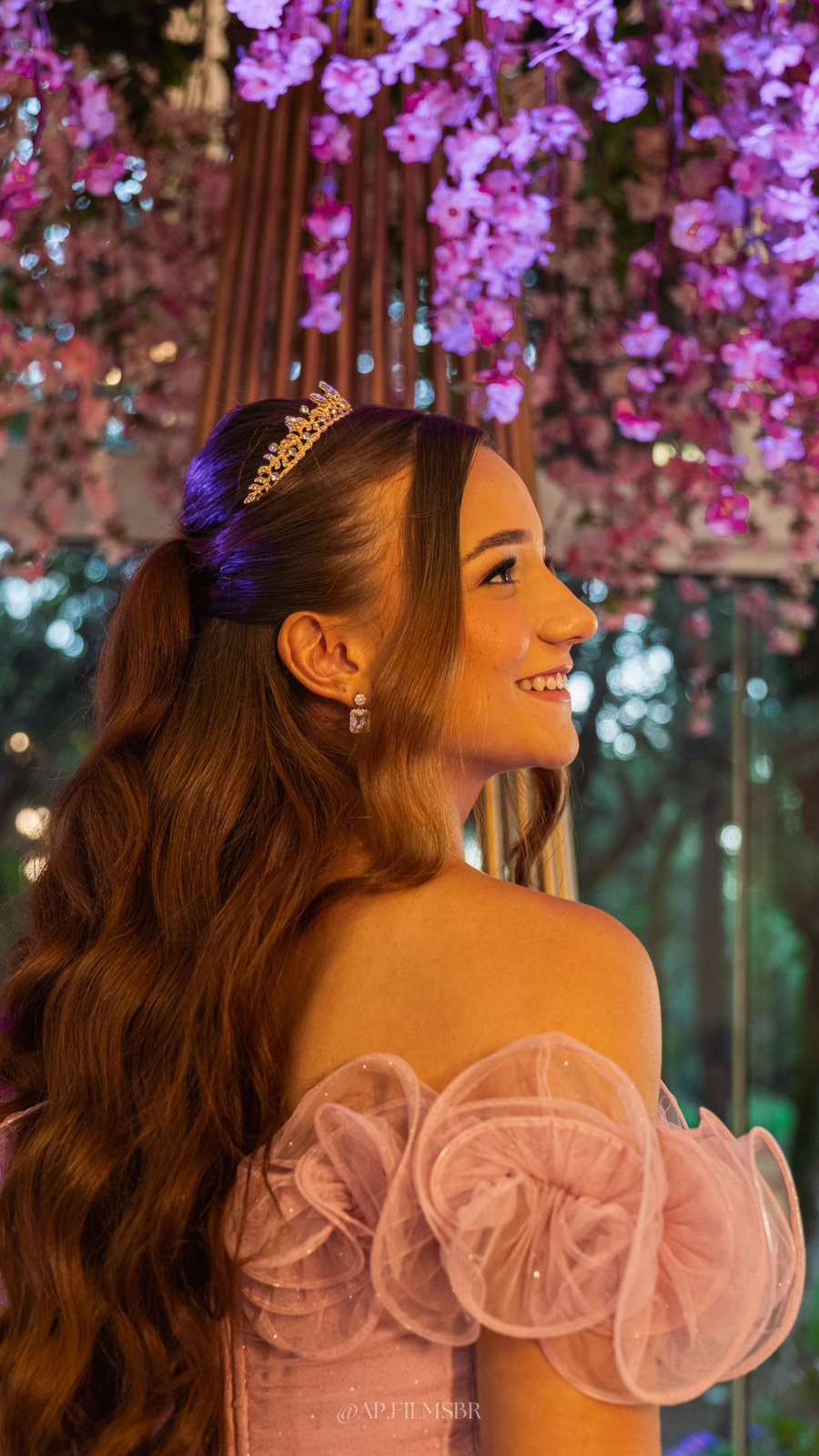 Debutante de perfil sob a decoração de flores