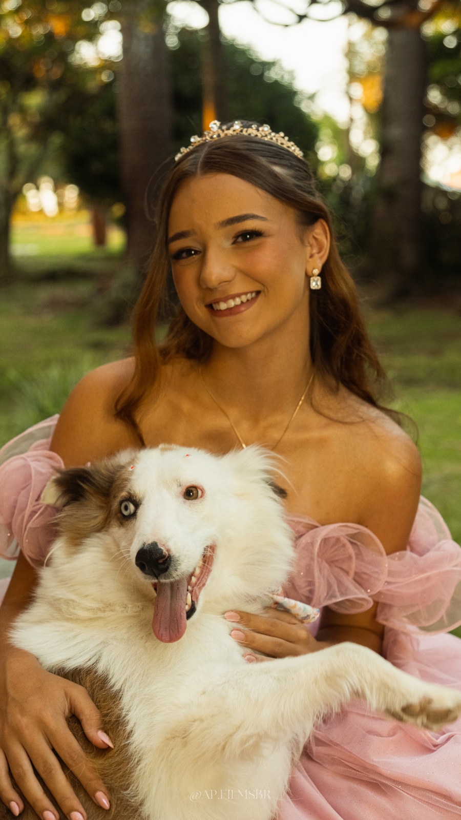 Debutante sorrindo com o cachorro no colo
