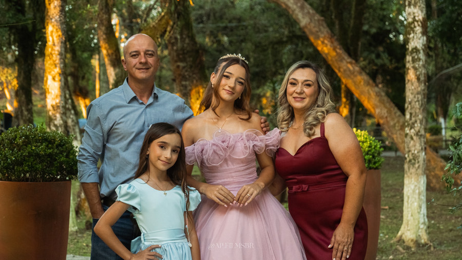 Debutante com os pais e a irmã no jardim