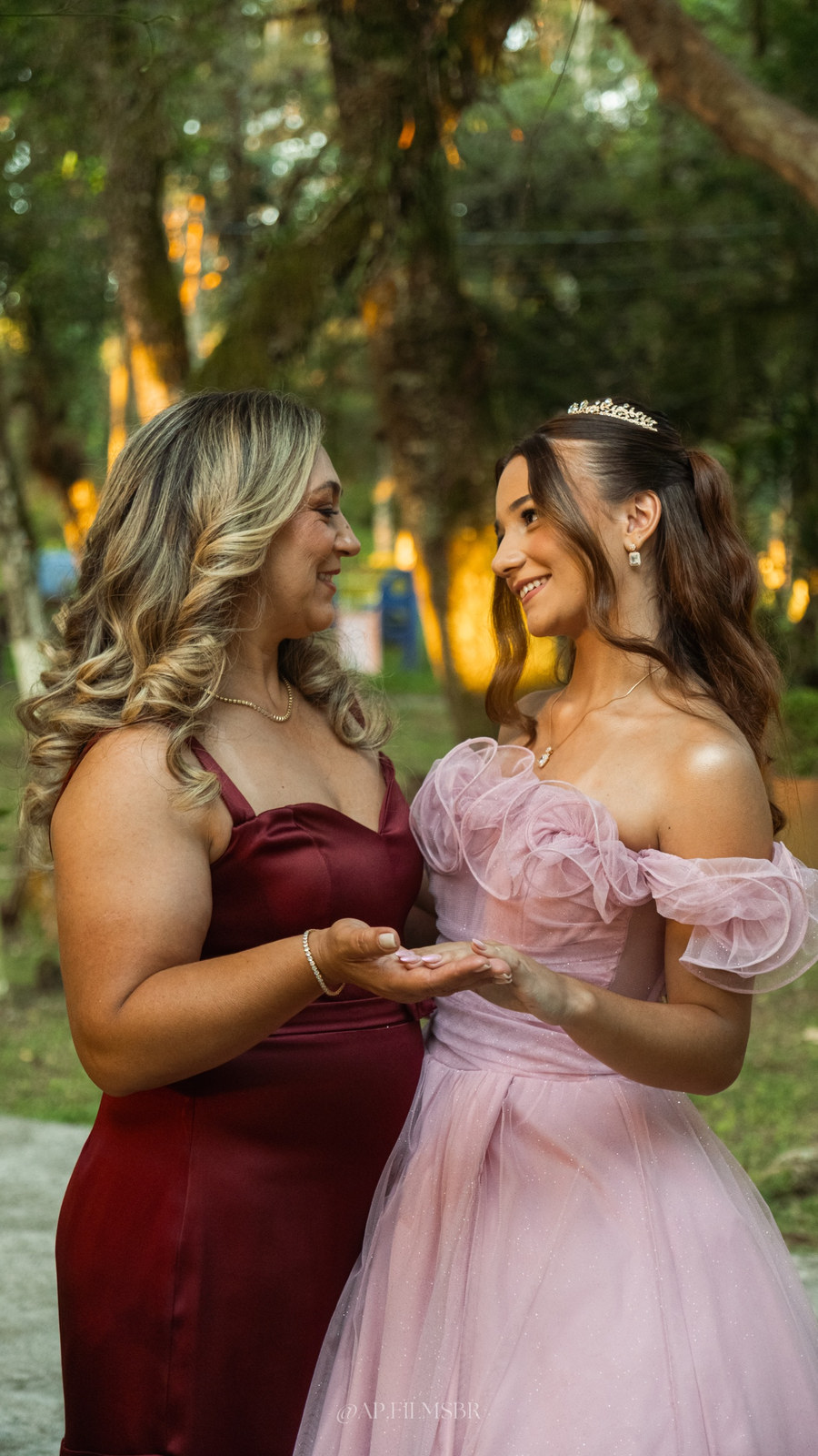 Mãe e debutante de mãos dadas, se olhando