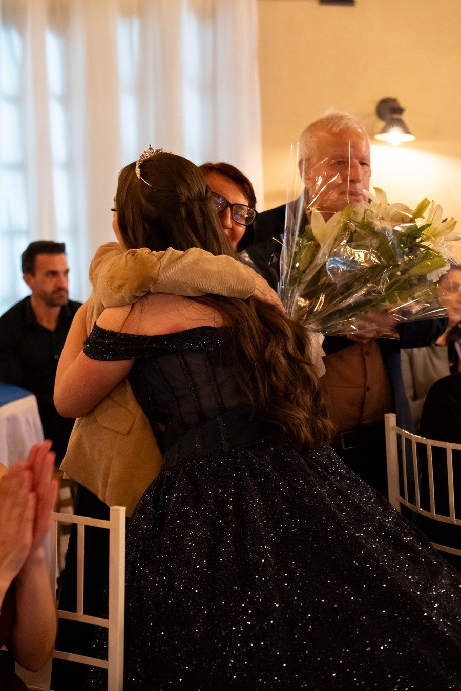Debutante abraçando a avó durante a homenagem