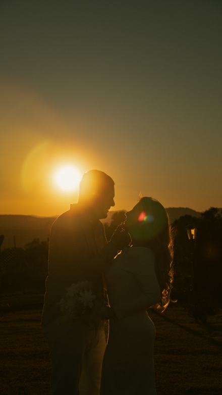 Silhueta do casal no pôr do sol