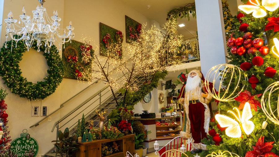 Loja decorada para o Natal, com guirlanda gigante, lustre de cristal e Papai Noel